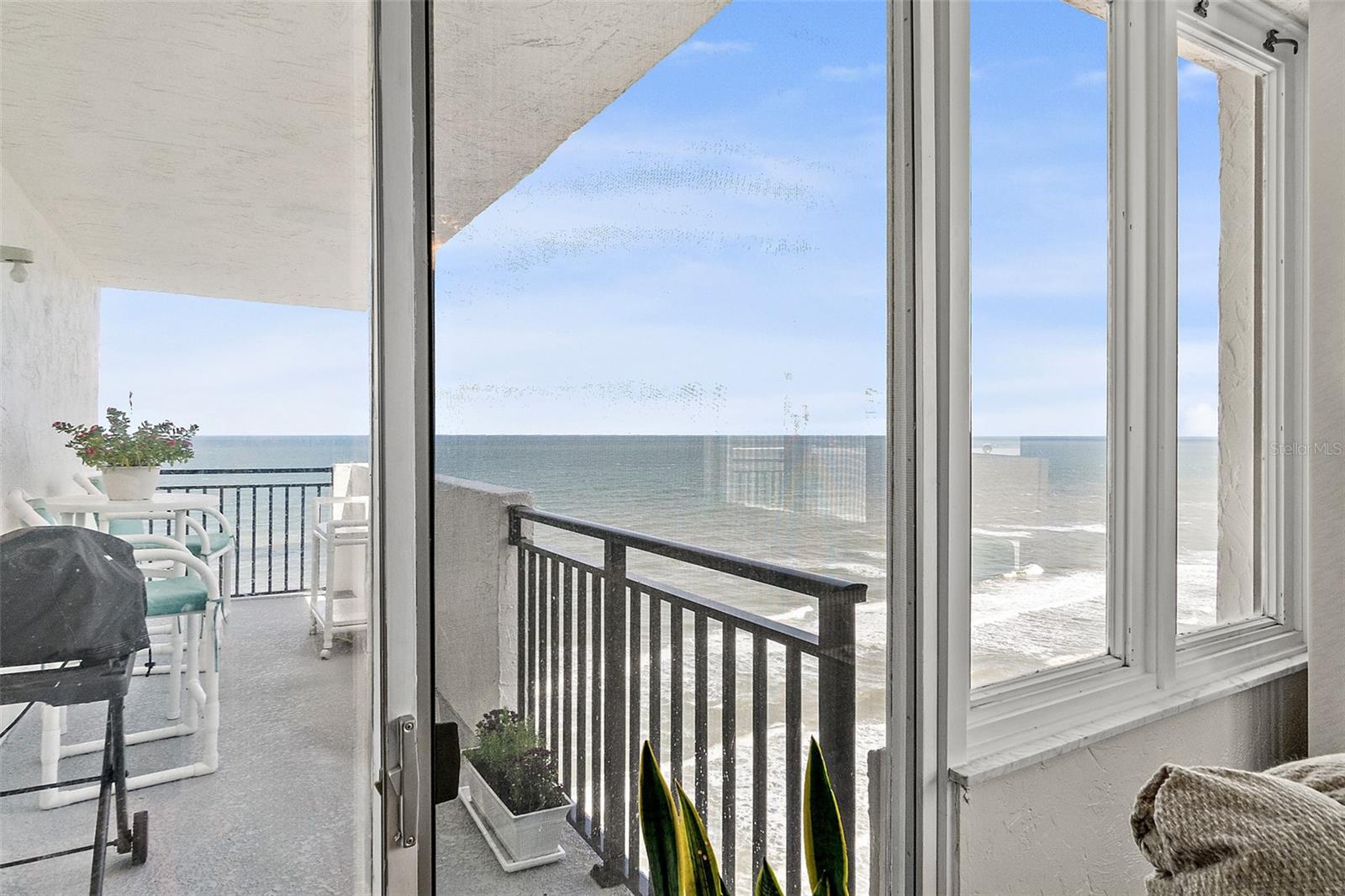 OCEANS FIVE - Residential