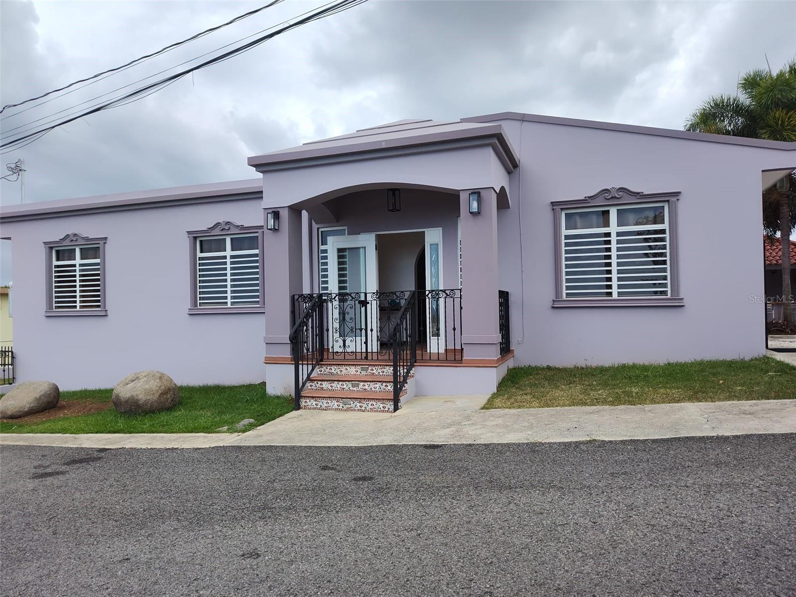 Beautiful house in Rincón, good location, small community, spectacular ocean view, sunsets, and Caribbean breeze. House feels airy. 1,190 square feet, 4 bedrooms, 2 of them with ocean view, 2 bath, new kitchen cabinets, living room, dining room, balcony in front of the swimming pool, gazebo. Driveway space, water heater, cistern and generator with transfer switch. Few frutal trees. Location is quiet in Bo. Puntas sector Paseo Tirado Sánchez. It si close to main road, beaches and downtown.