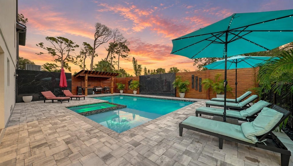 Photo of 327 Roberts Road, Nokomis, FL 34275 (MLS # A4708918)