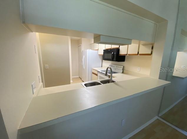 CENTRE COURT CONDO 01 PH 03 - Residential Lease