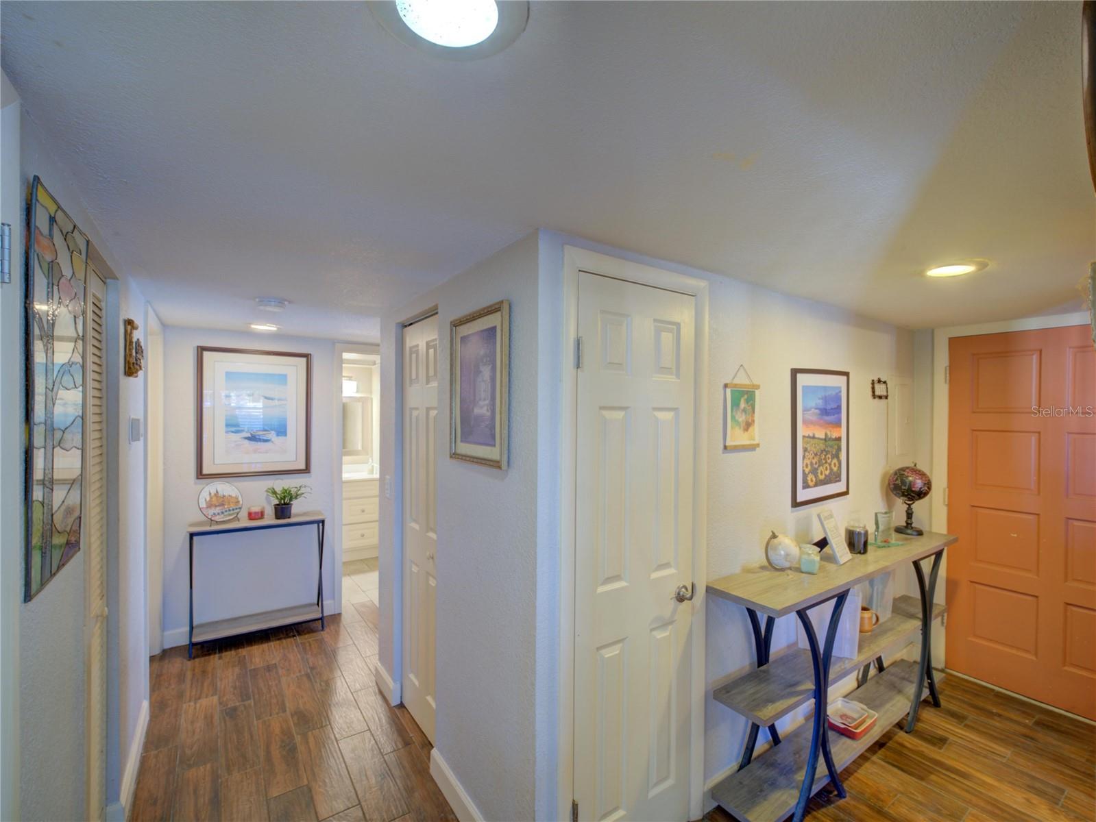 LA CASA CONDO - Residential