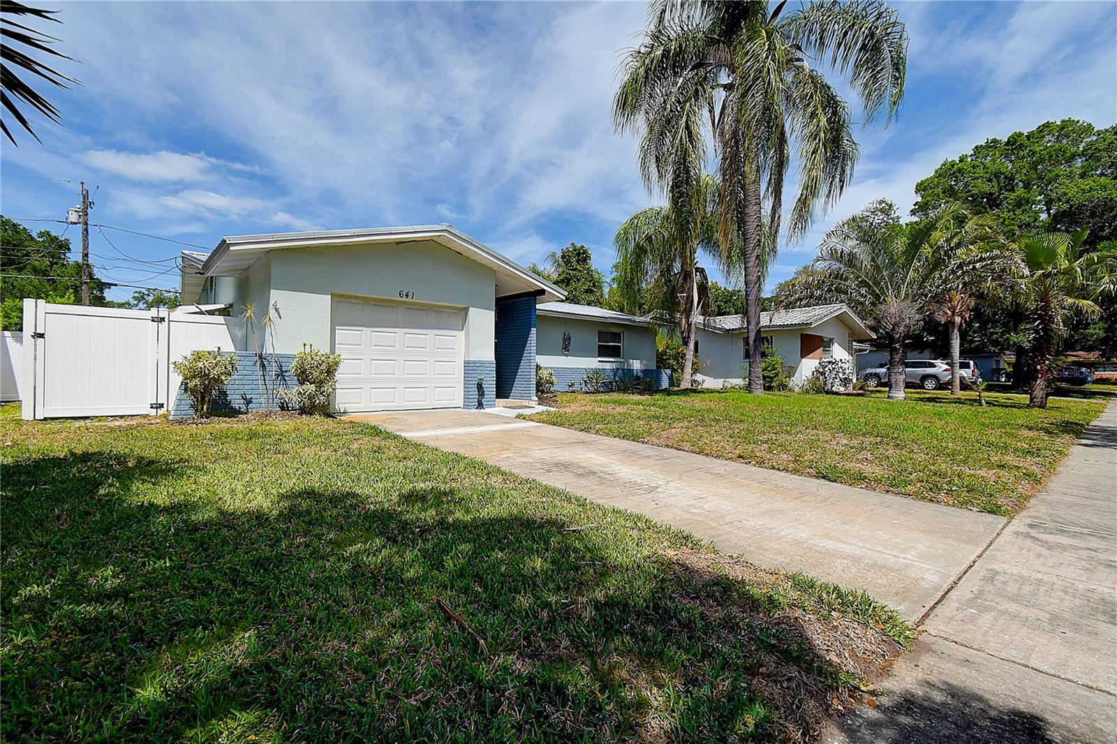 LARGO LAKE VILLAS - Residential