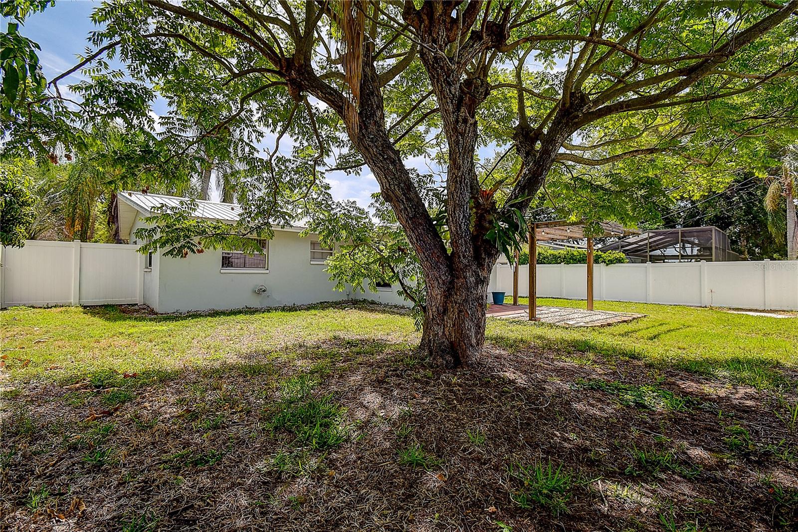 LARGO LAKE VILLAS - Residential