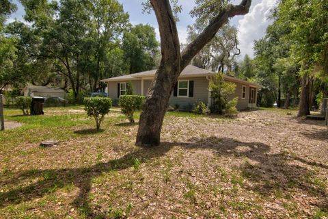 Photo of 633 SW Magnolia Avenue, Keystone Heights, FL 32656 (MLS # GC531548) Photo of 633 SW Magnolia Avenue, Keystone Heights, FL 32656 (MLS # GC531548)
