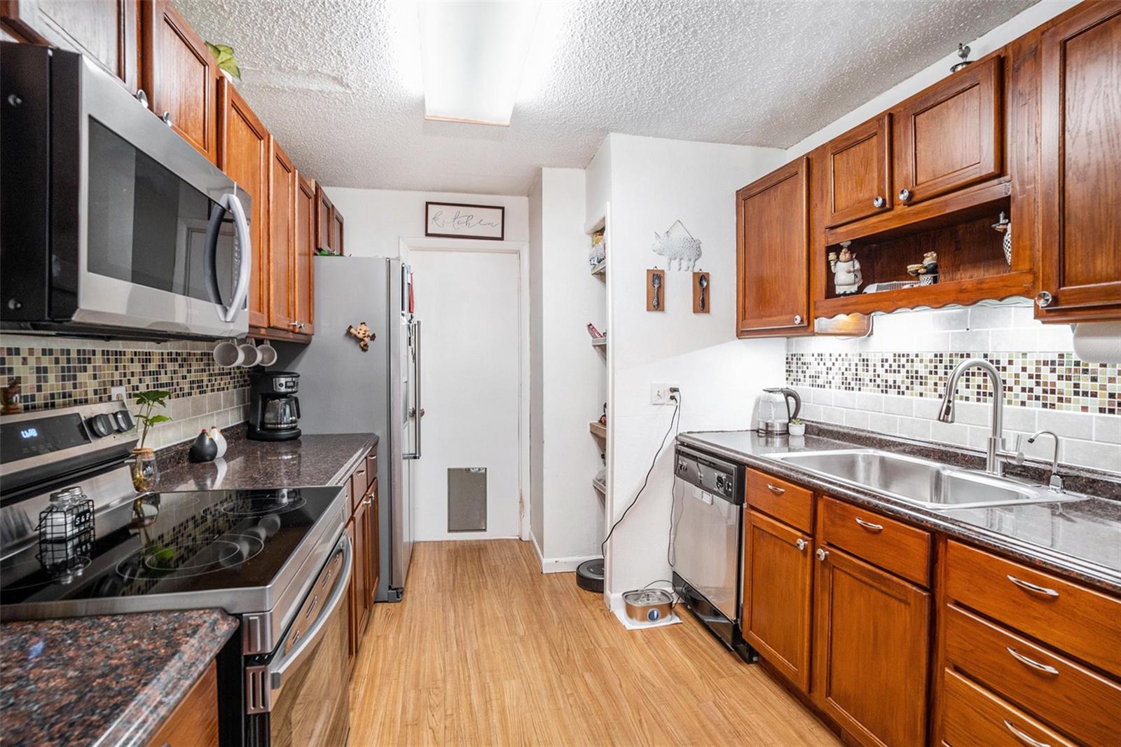 1525 W COMANCHE AVENUE