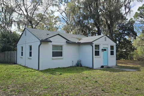 Photo of 1131 NE 10th Avenue, Gainesville, FL 32601 (MLS # GC538676)