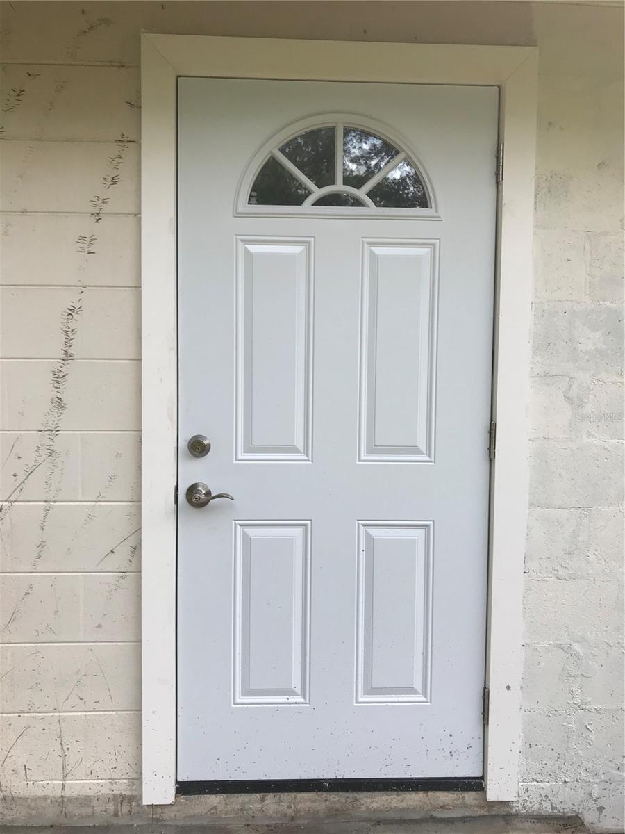 Centrally located, studio/efficiency with full bathroom. Water, electricity, sewer and garbage included in the rent. Fridge, microwave and electric hot plate in the room, with independent A/C unit with remote control. Adjacent to the house, with separate entrance. Pets and smoking not allowed. In City limits, Near USF, Busch Gardens and Adventure Island. Easy commute due to practically equidistant to I-75 and I-275. Available now.