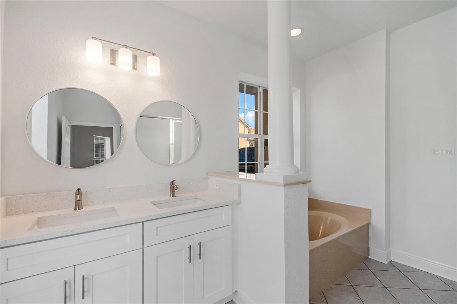 PHILLIPS BAY CONDO PH 02 OR 5723/2465 - Residential