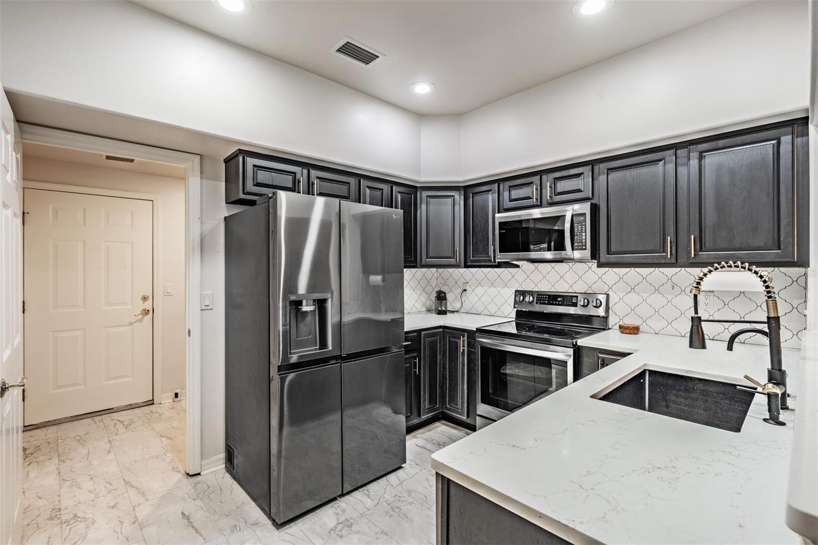 902 WOODBRIDGE COURT