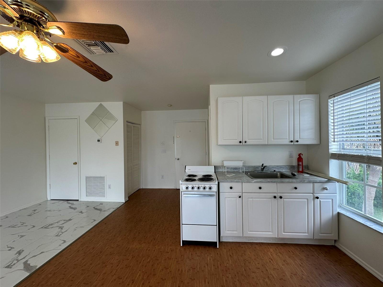 SOUTH VENICE UNIT 13 - Residential Lease