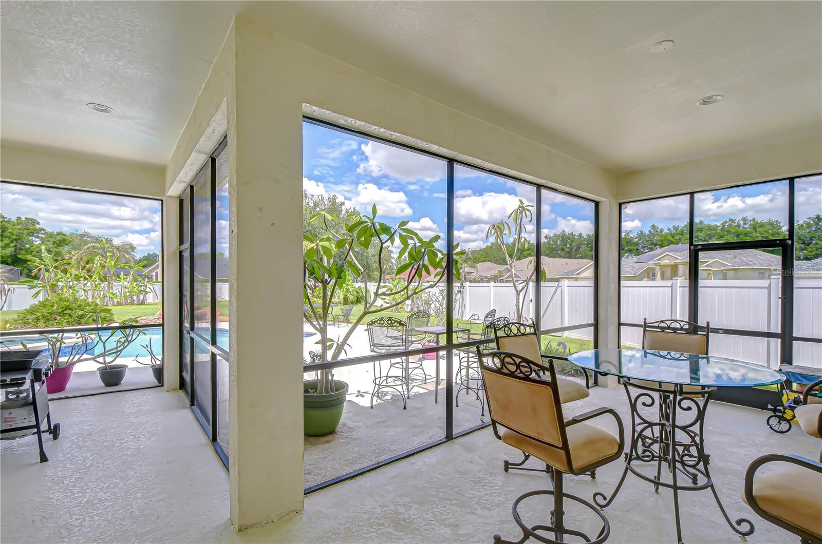 TWIN LAKES - Residential