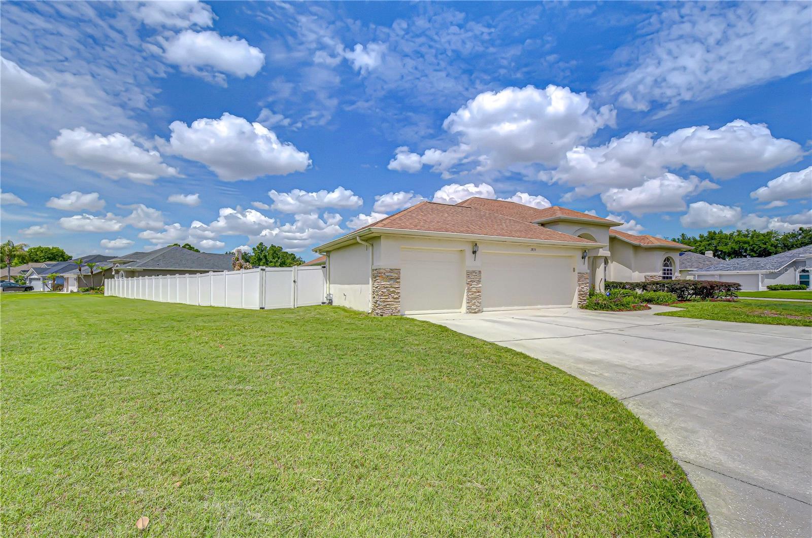 TWIN LAKES - Residential