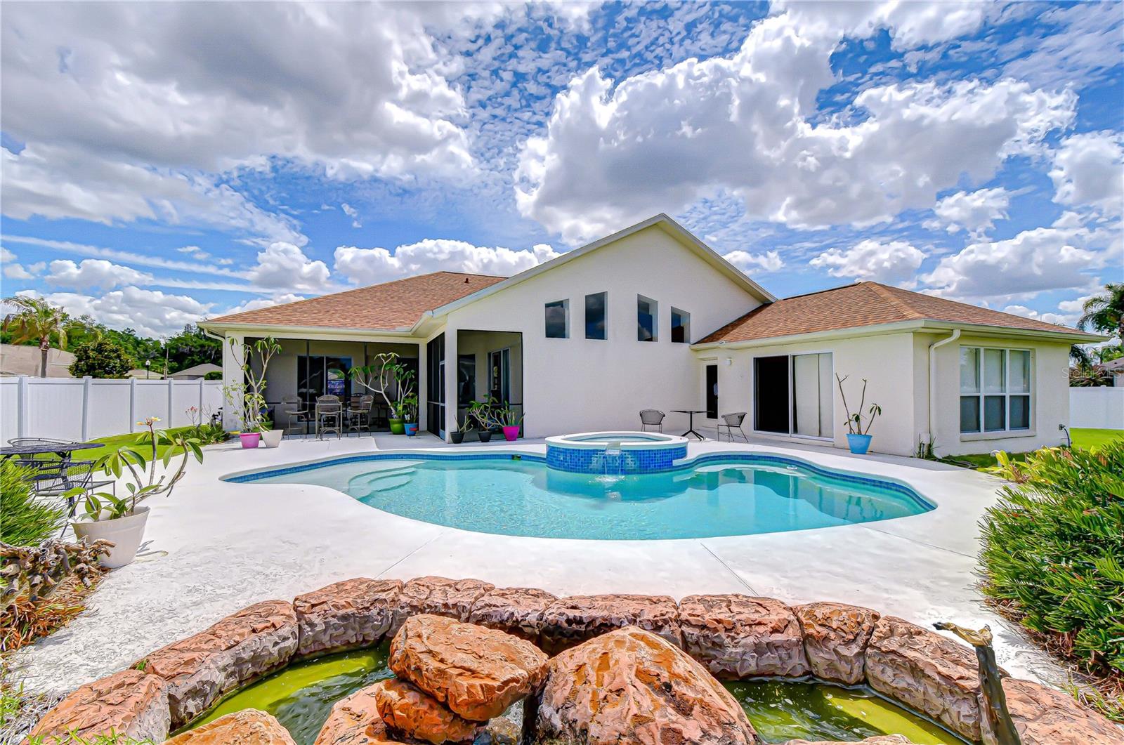 TWIN LAKES - Residential