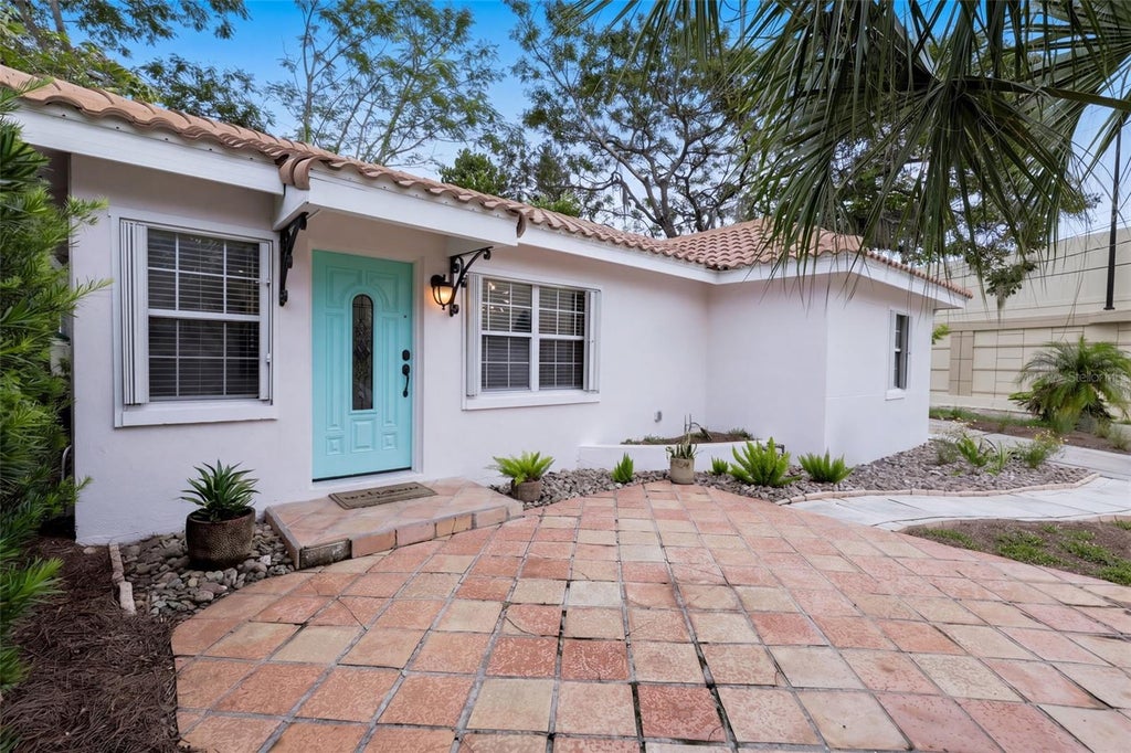 Photo of 107 NE Ivanhoe Boulevard, Orlando, FL 32804 (MLS # O6448042)