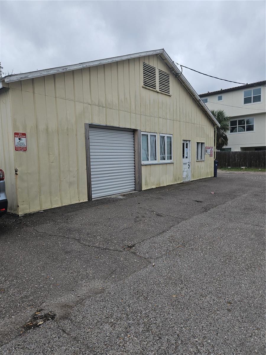 2704 W AZEELE STREET