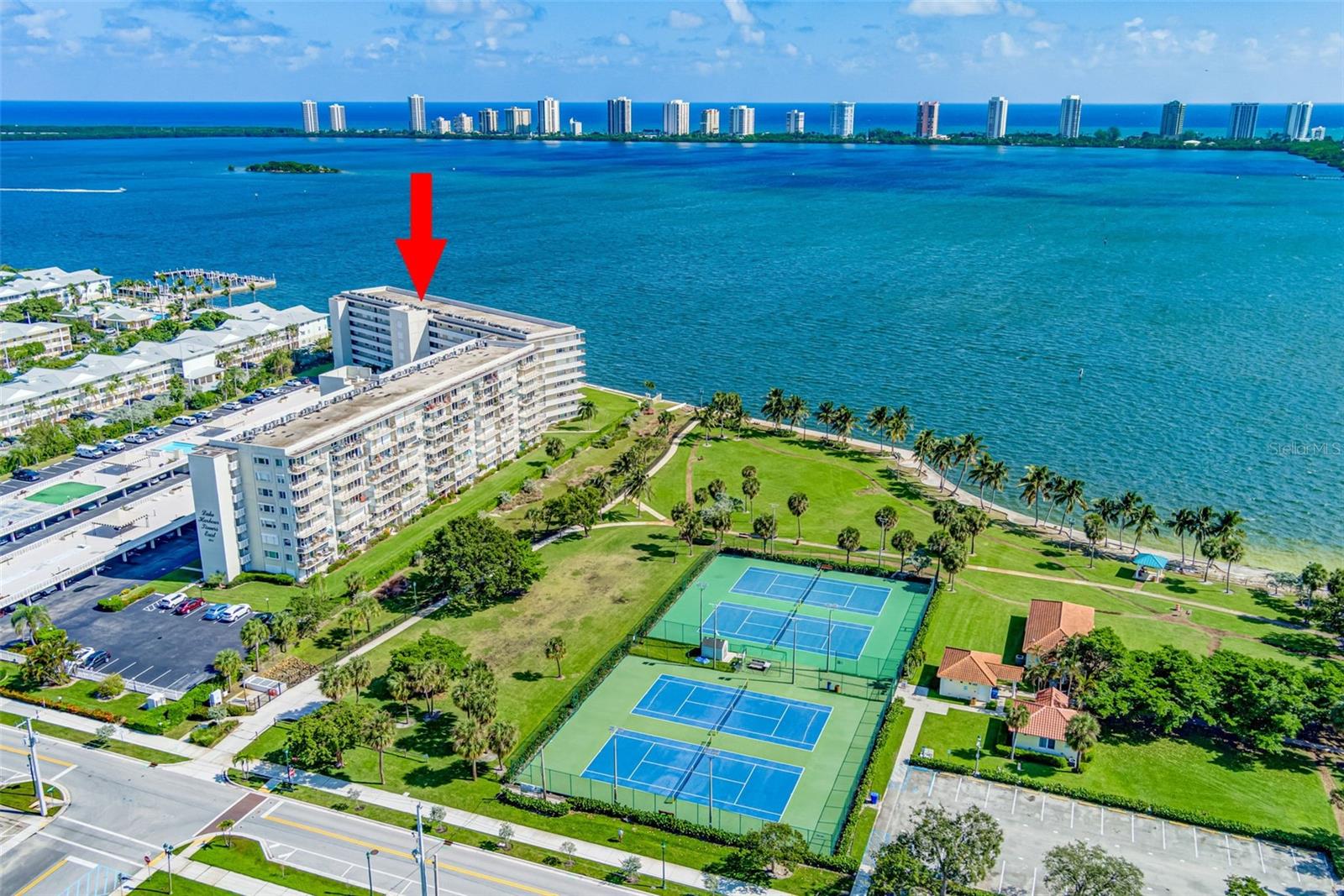 LAKE HARBOUR TOWERS EAST - Residential