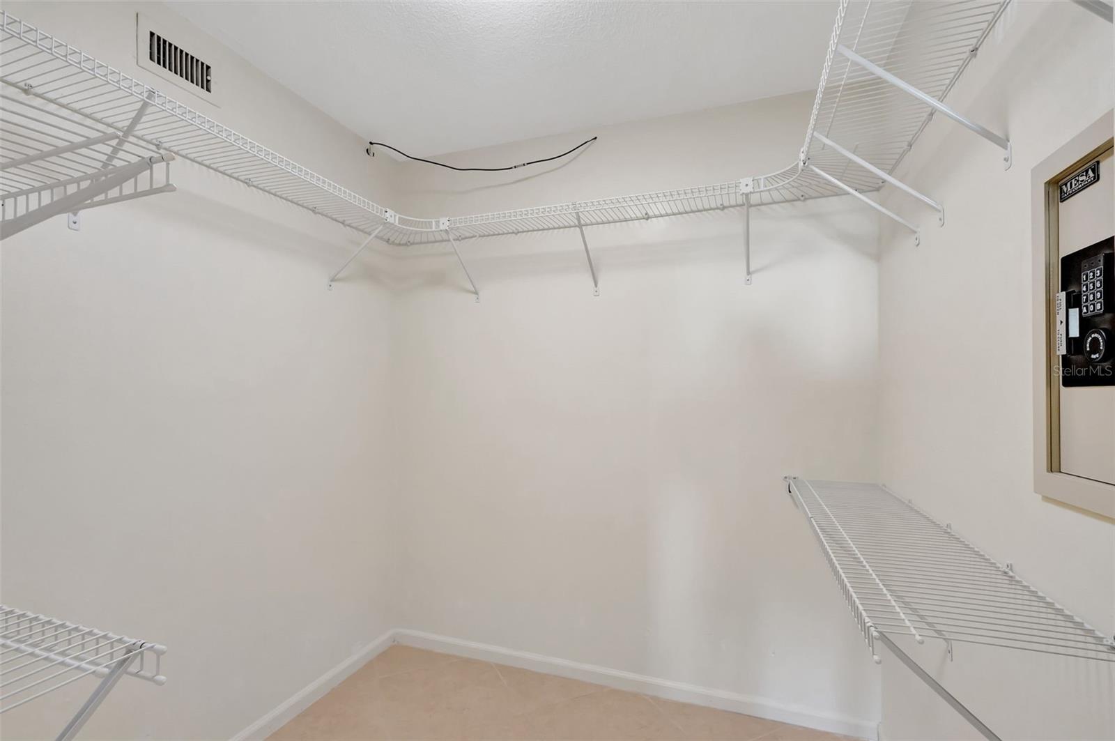 LAKE HARBOUR TOWERS EAST - Residential