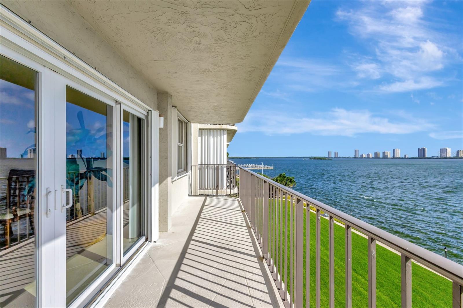 LAKE HARBOUR TOWERS EAST - Residential