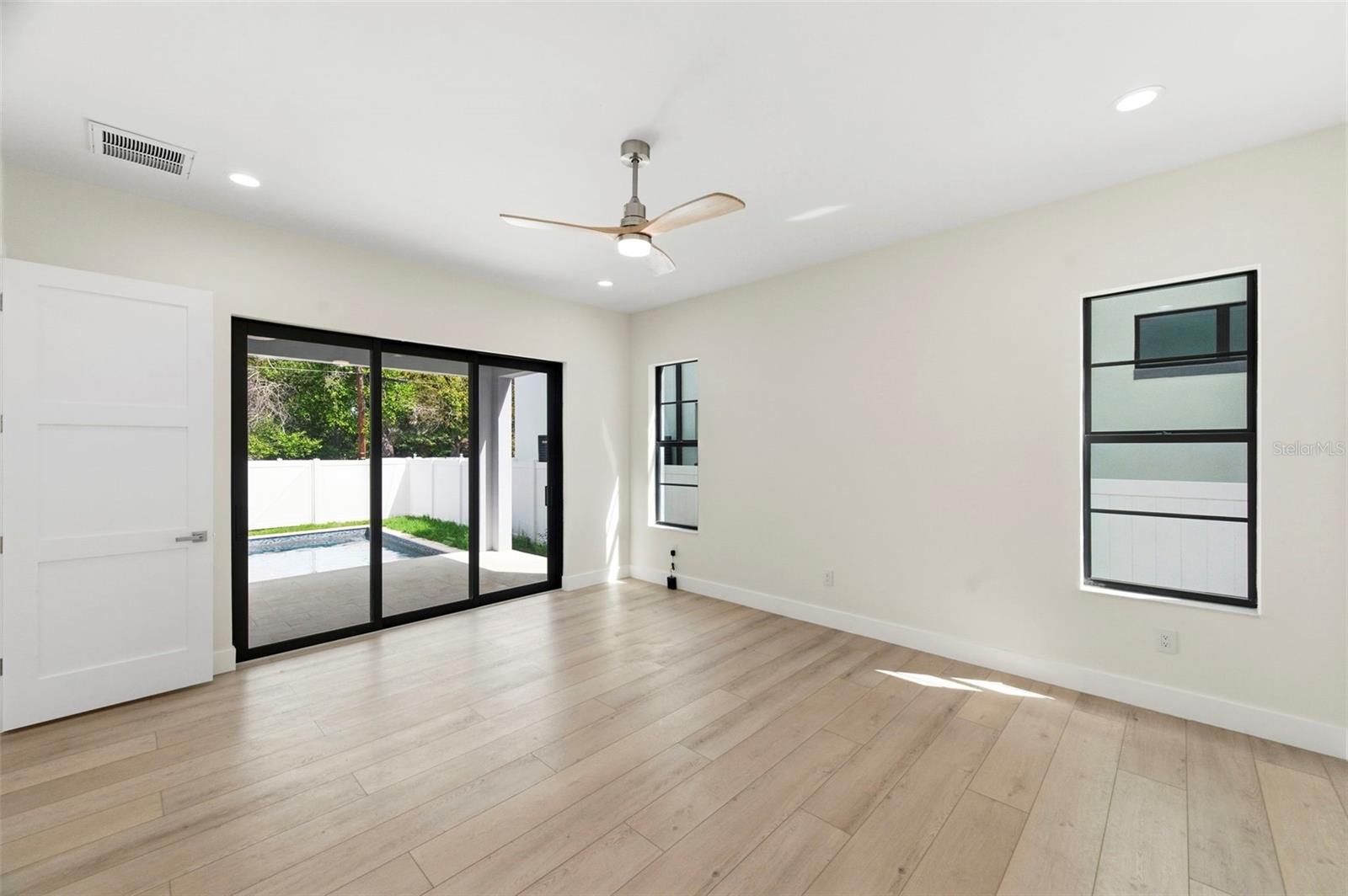 SOUTH SHADOW LAWN - Residential