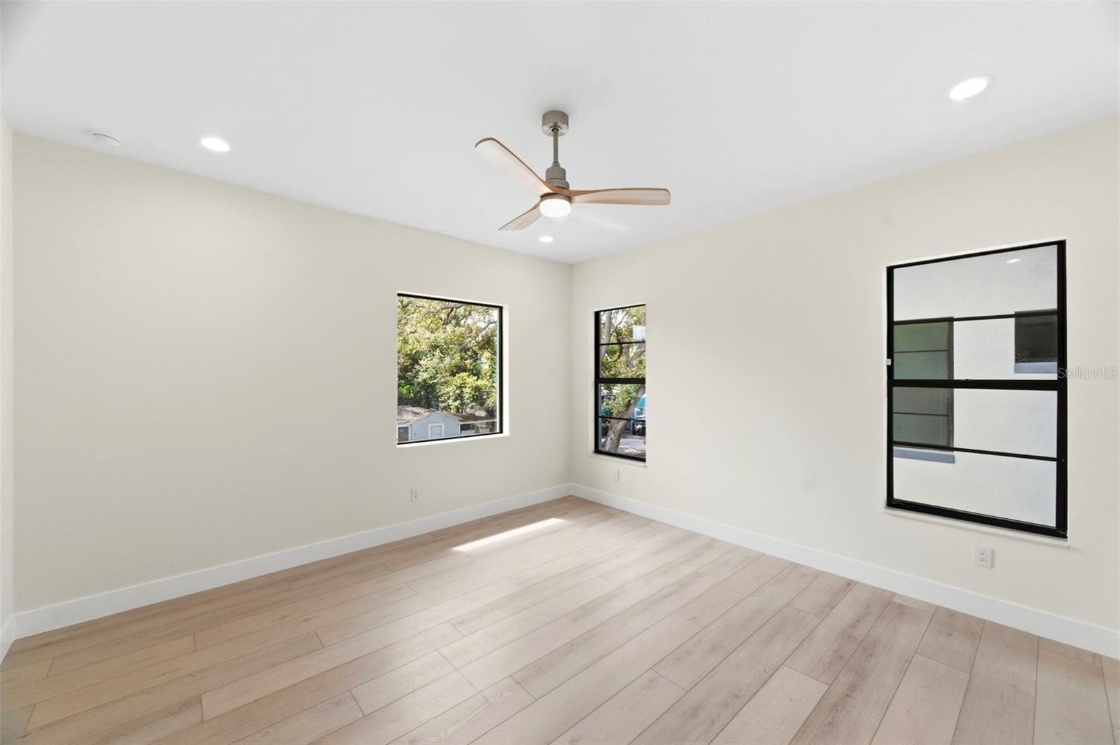 SOUTH SHADOW LAWN - Residential