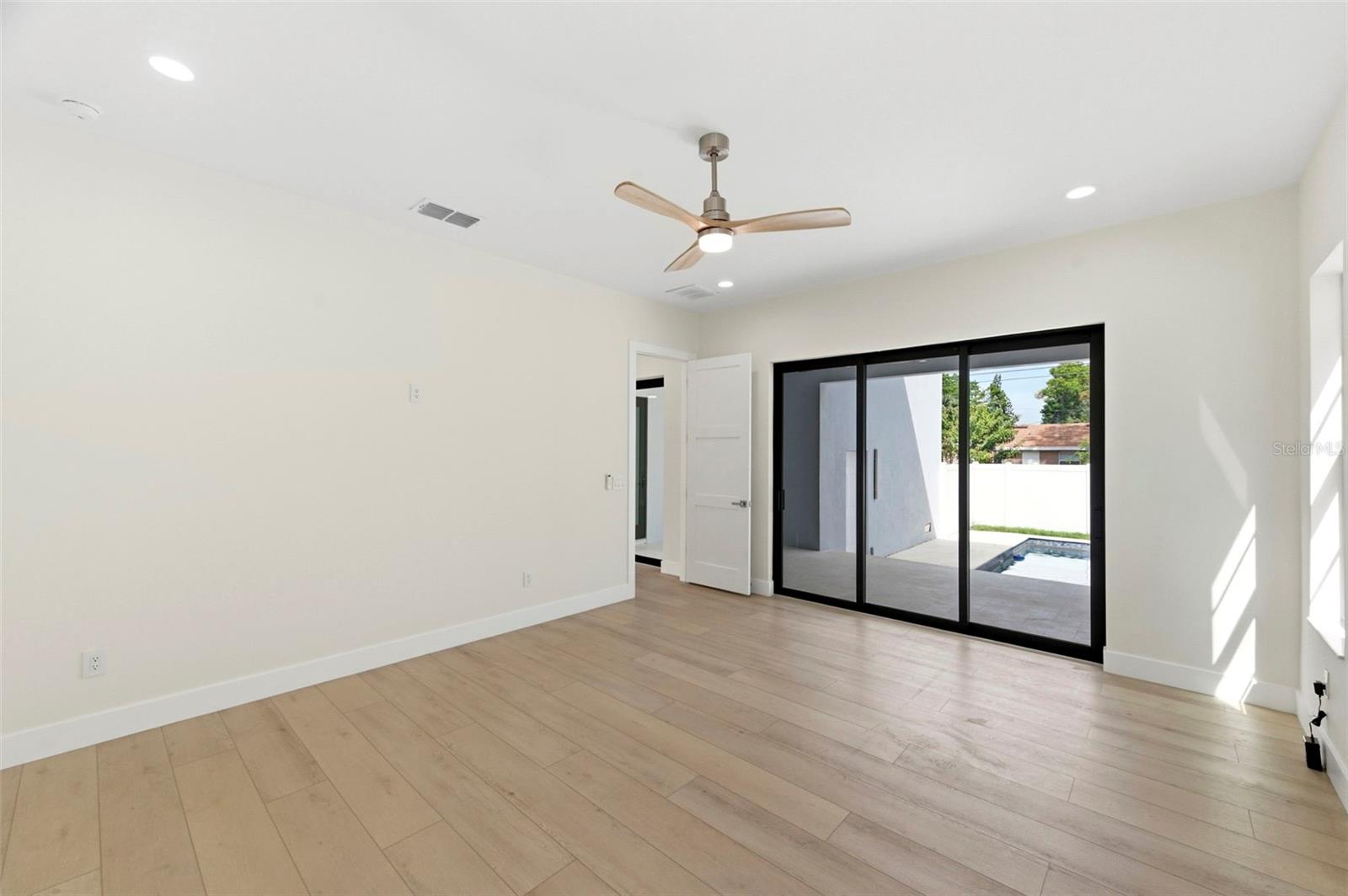 SOUTH SHADOW LAWN - Residential