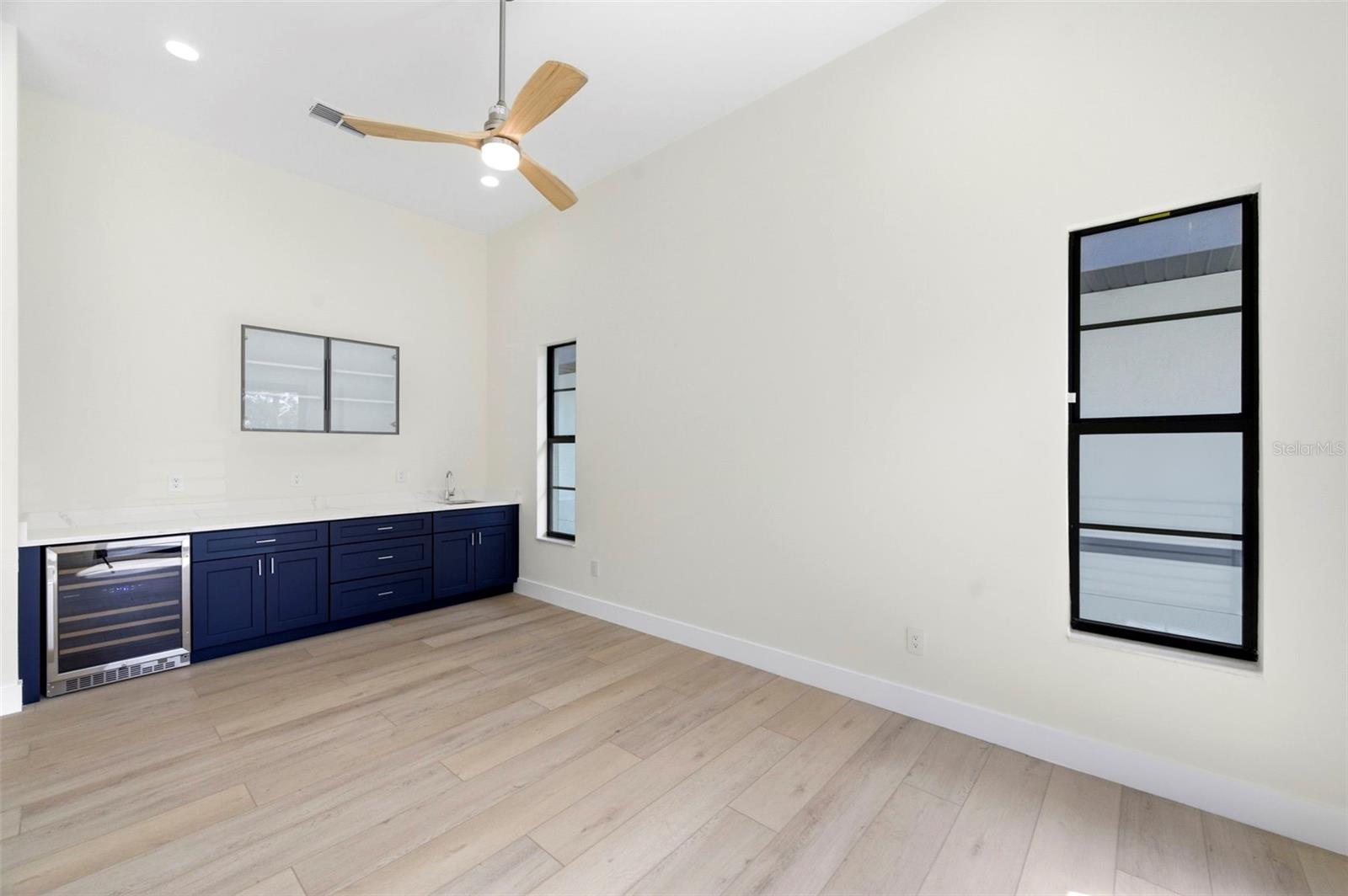 SOUTH SHADOW LAWN - Residential