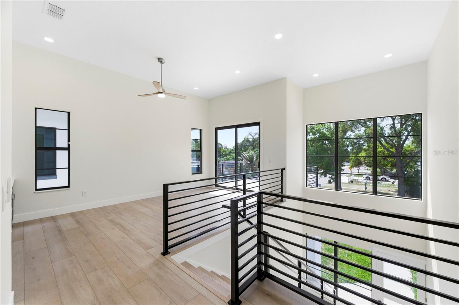 SOUTH SHADOW LAWN - Residential