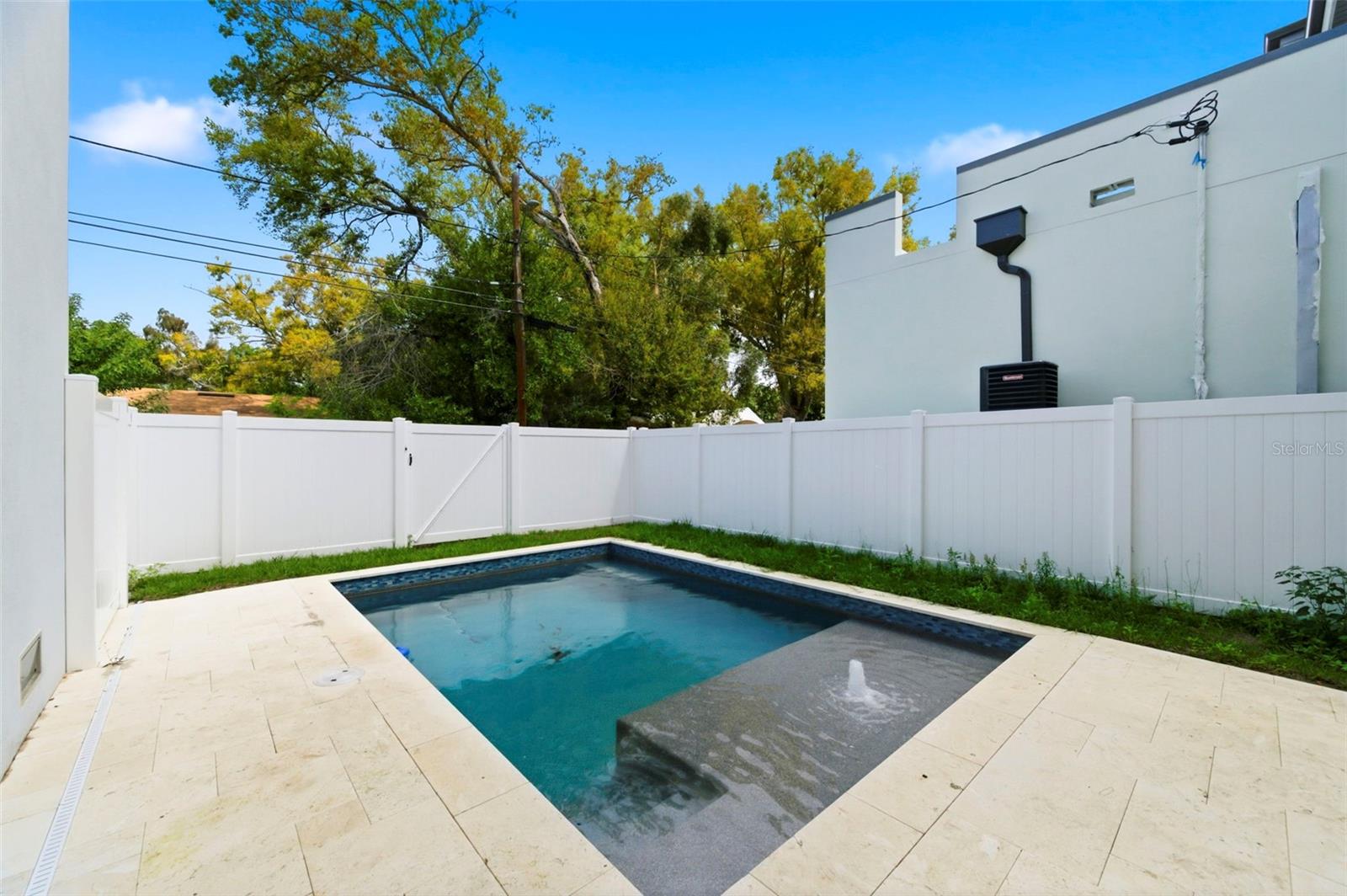 SOUTH SHADOW LAWN - Residential