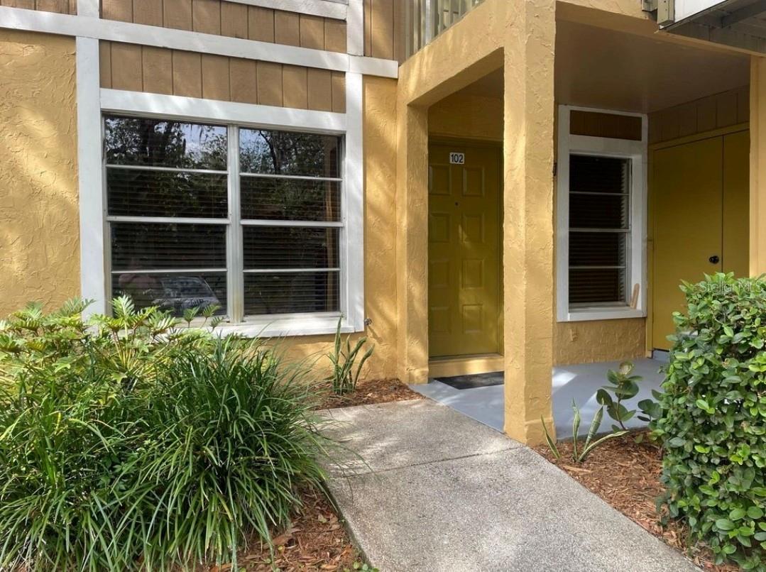 Located in subdivision close to USF, near transit, and close to shopping this unit boasts 2 beds and 2 baths with updated vinyl flooring, living/dining combo, spacious kitchen and walk-in closet in master with custom organizer. The kitchen/dining area offers a breakfast nook and there is a patio to enjoy the fresh air. The subdivision boasts pool, tennis courts and racquetball. Call today for more details!