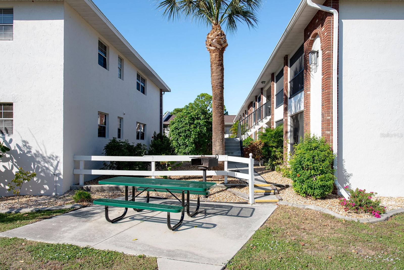 PALM MANOR PH 03 - Residential