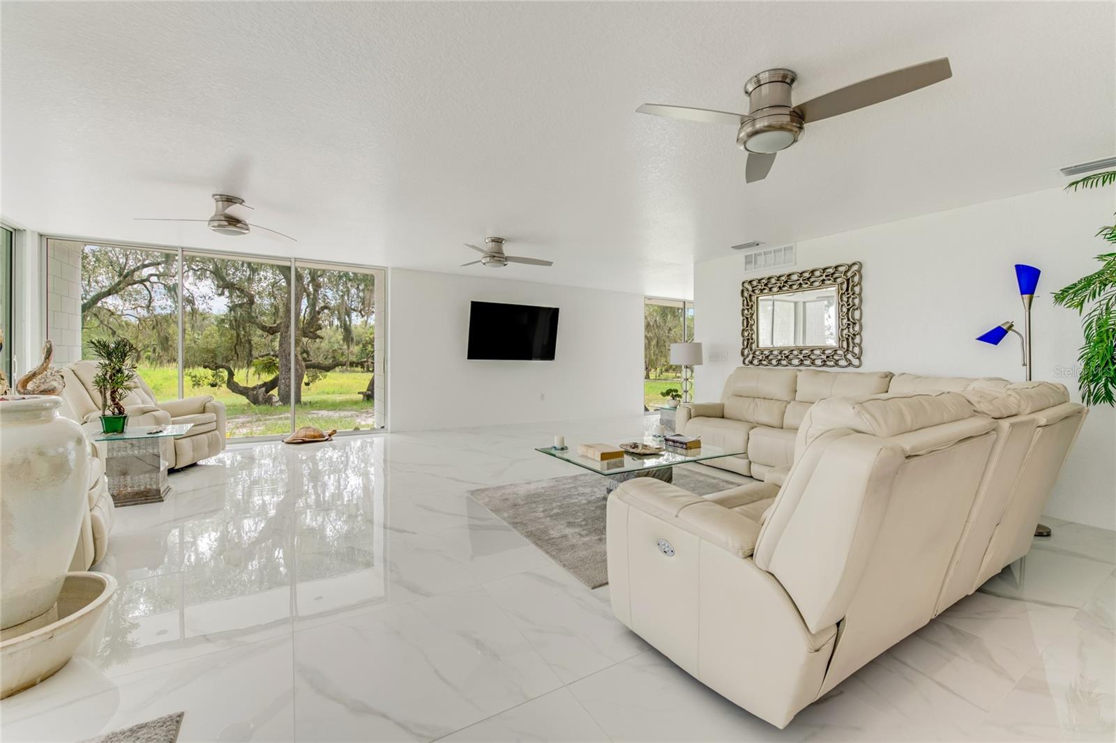 LAKE HARNEY BCH - Residential