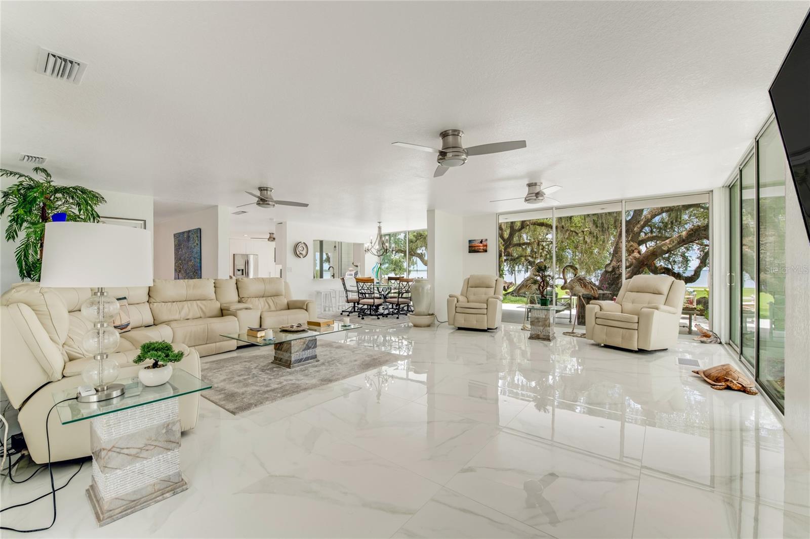 LAKE HARNEY BCH - Residential