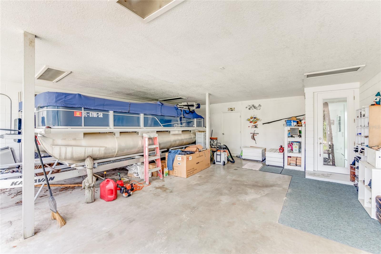 LAKE HARNEY BCH - Residential