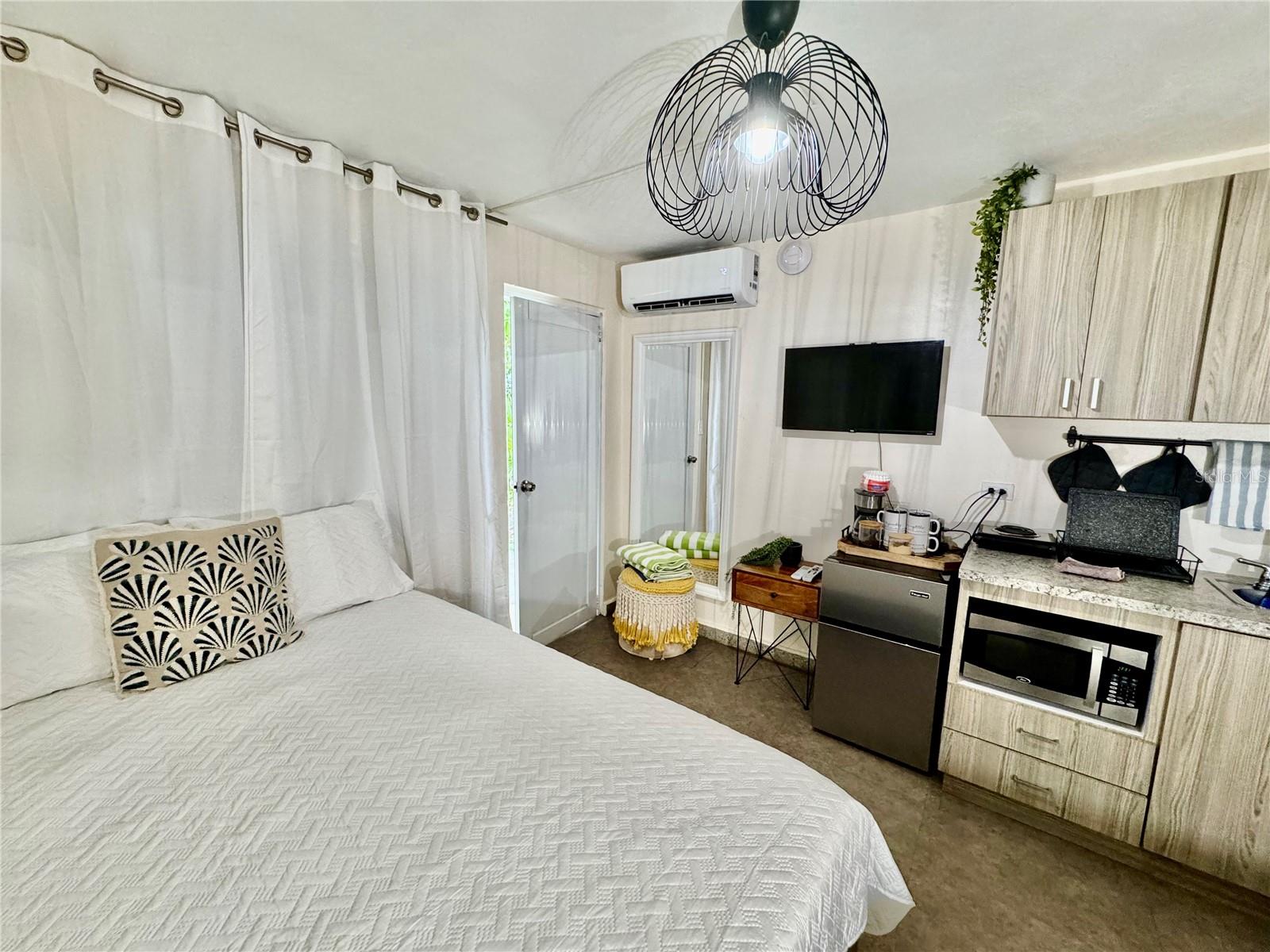 Fully furnished apartment in Punta las Marias. Includes WiFi. Does not incluye water or electric. Full kitchen with oven, refrigerator and microwave. Includes washer/dryer in unit. Includes parking.