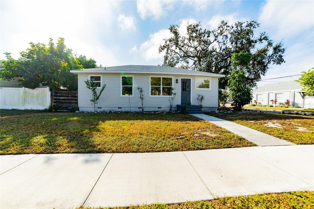Photo of 1715 17th Avenue W, Bradenton, FL 34205 (MLS # A4674909)