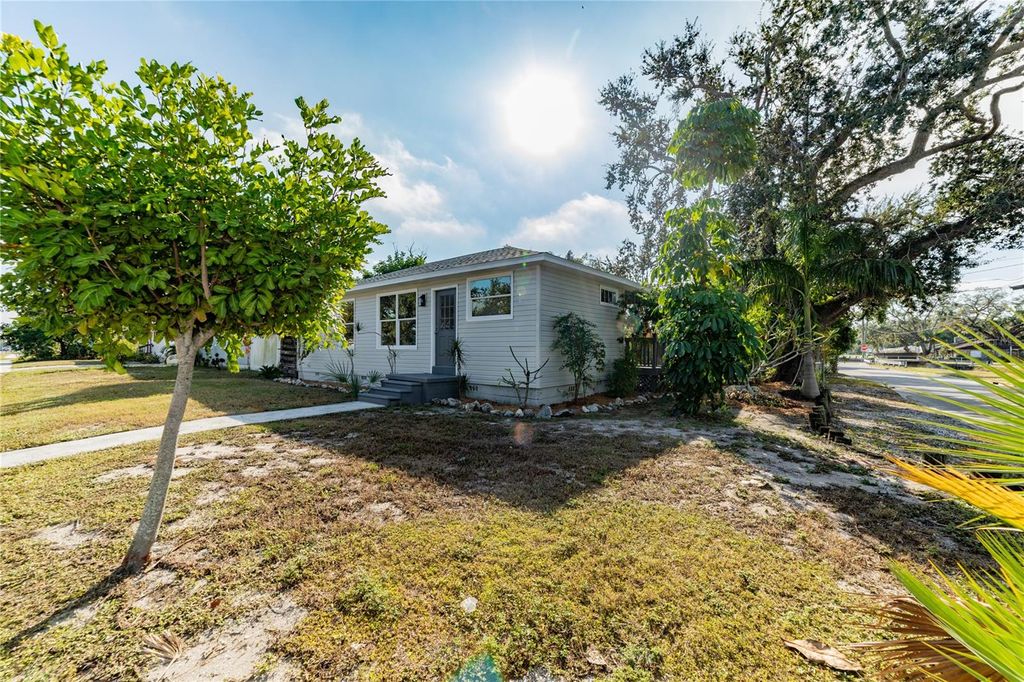 Photo of 1715 17th Avenue W, Bradenton, FL 34205 (MLS # A4674909)