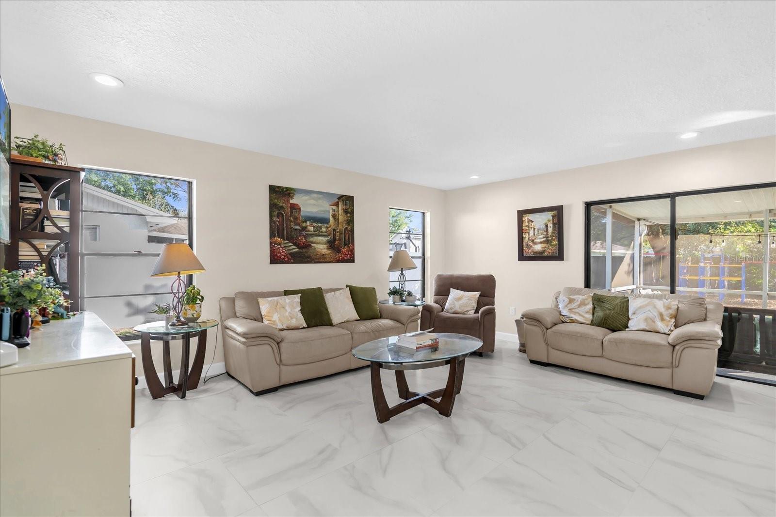 Casas a venda 4 - Jen Dantas 8208 BANYAN BOULEVARD