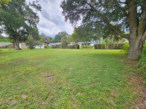 A home in LAKELAND