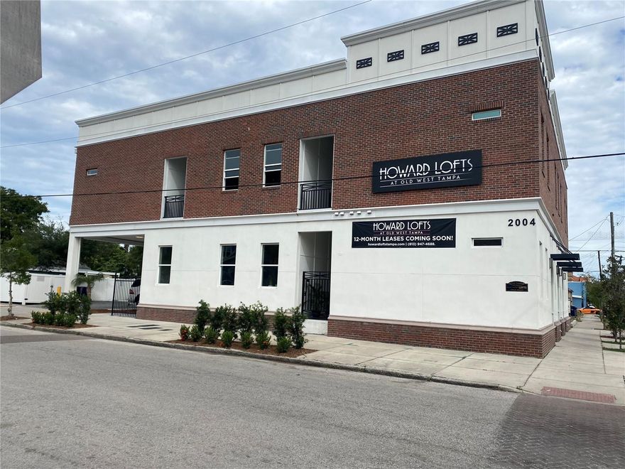 Spacious and newly renovated studio lofts with 12 FT CEILINGS located in a dynamic neighborhood within very close proximity to all Tampa has to give (can fit TWO QUEEN BEDS). This property has brand new quartz countertops, updated bathrooms, optional reserved parking, and is under all new management. Take your apartment living experience to the next level when you choose Howard Lofts. Contact us today to reserve your spot! Pictures represent ALL 4 unit types. This listing is for Unit A2.