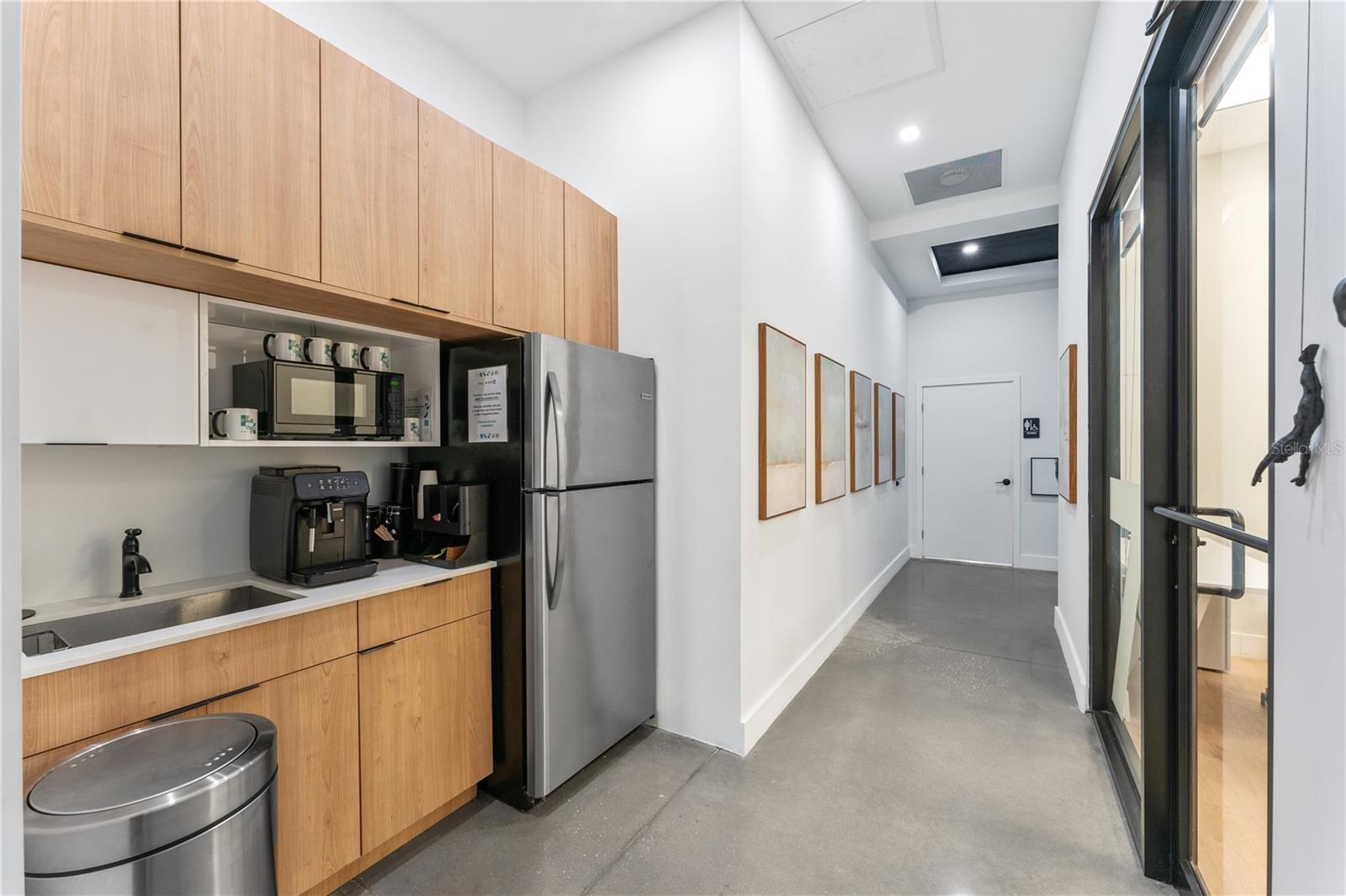 PLAZA WINEGARD - Commercial Lease