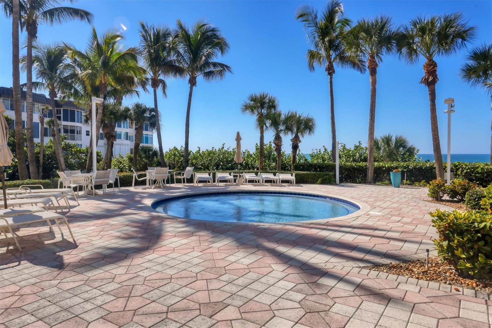 L ELEGANCE ON LIDO BEACH - Residential