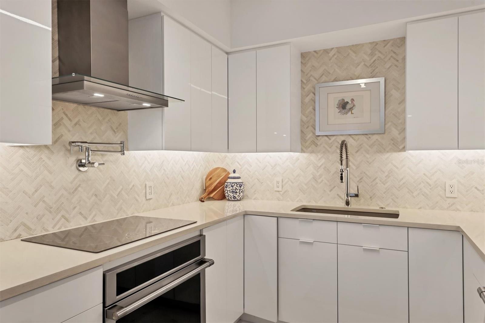 L ELEGANCE ON LIDO BEACH - Residential