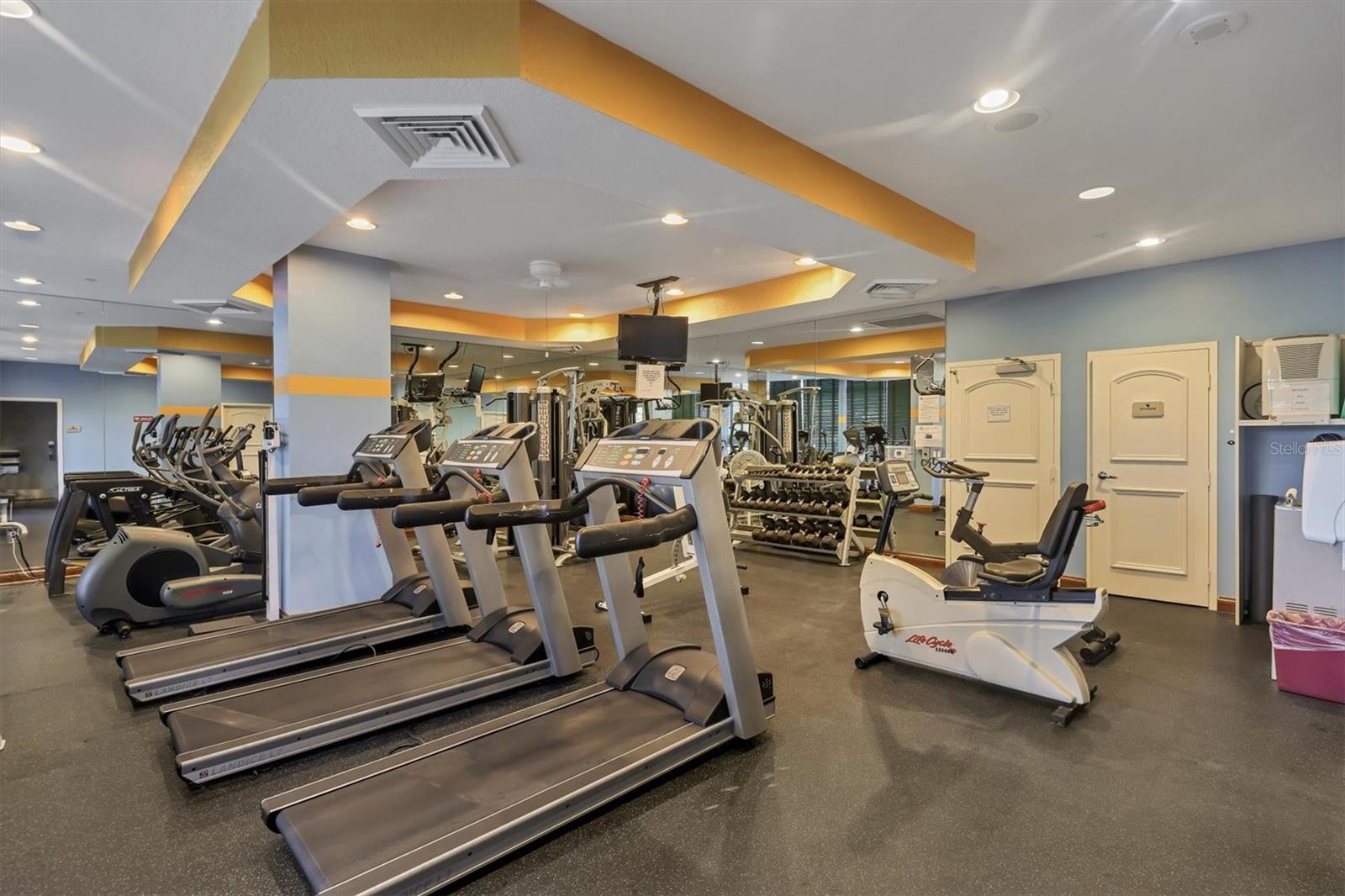 L ELEGANCE ON LIDO BEACH - Residential