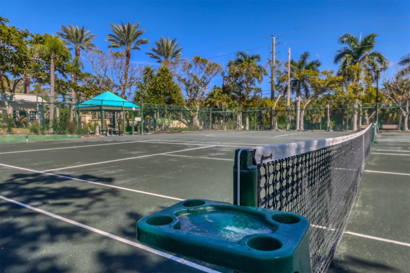 L ELEGANCE ON LIDO BEACH - Residential