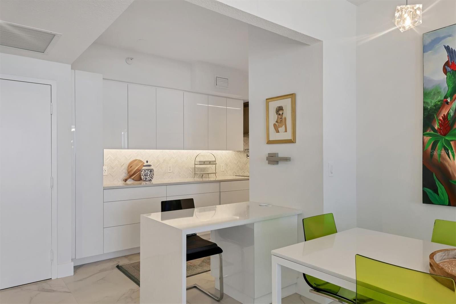 L ELEGANCE ON LIDO BEACH - Residential