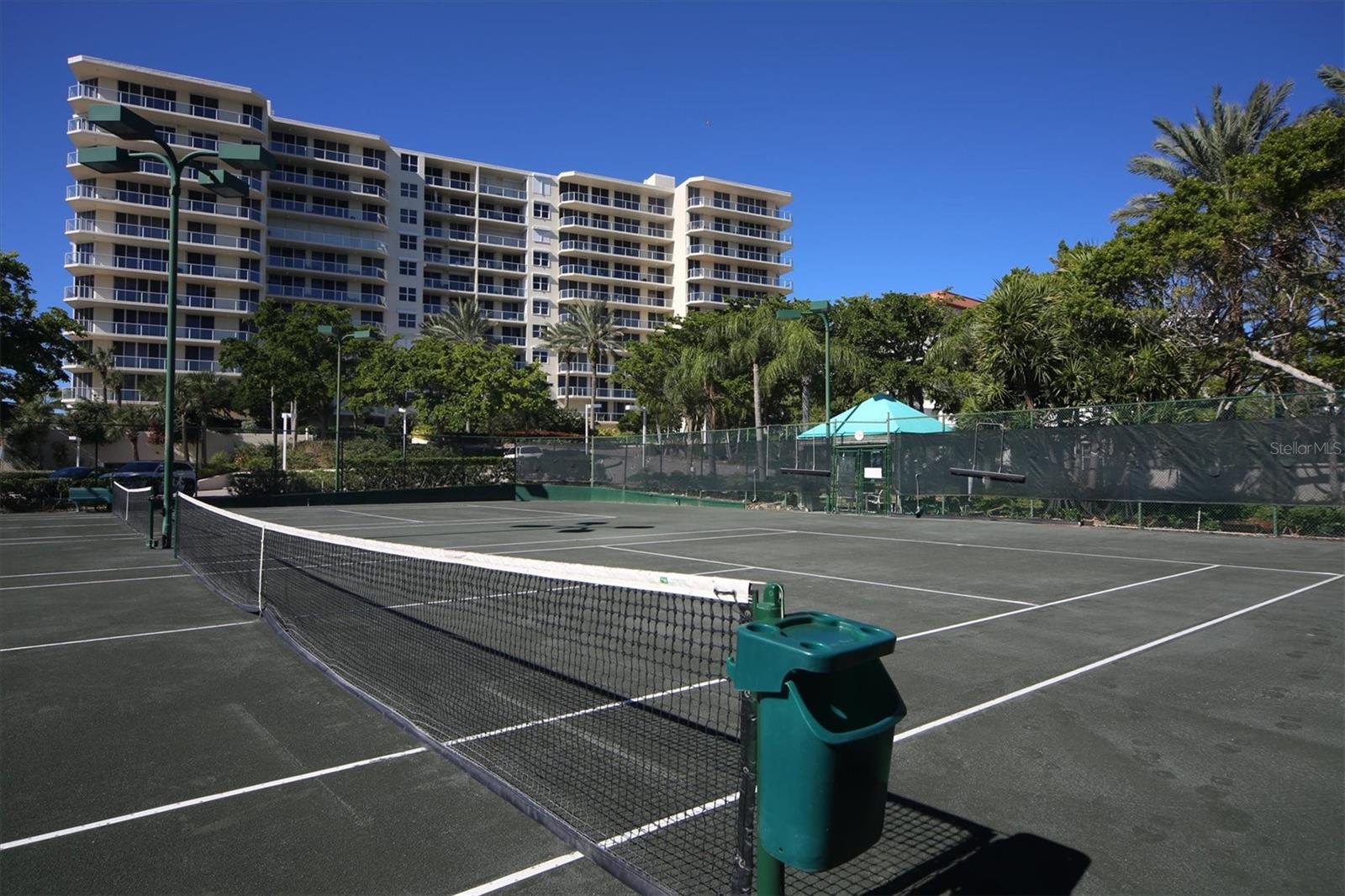 L ELEGANCE ON LIDO BEACH - Residential