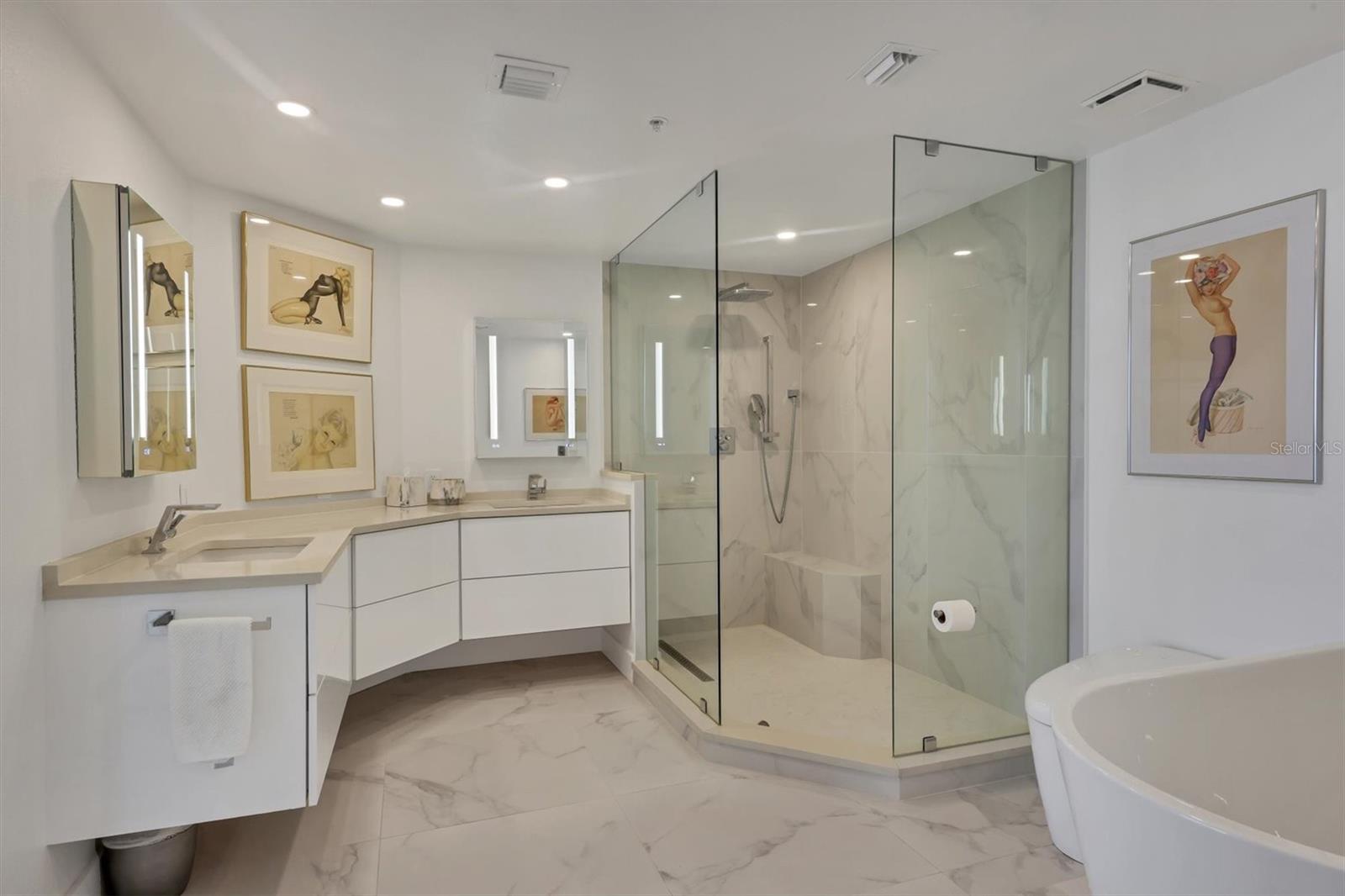 L ELEGANCE ON LIDO BEACH - Residential