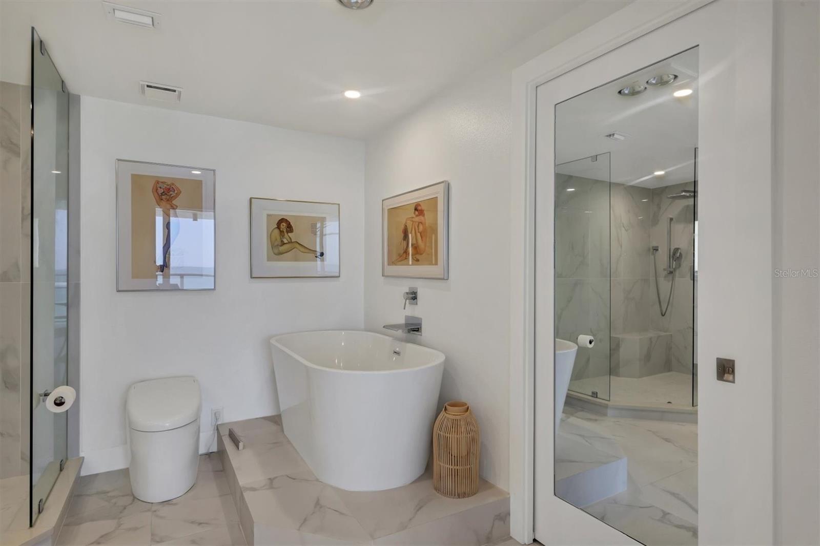 L ELEGANCE ON LIDO BEACH - Residential