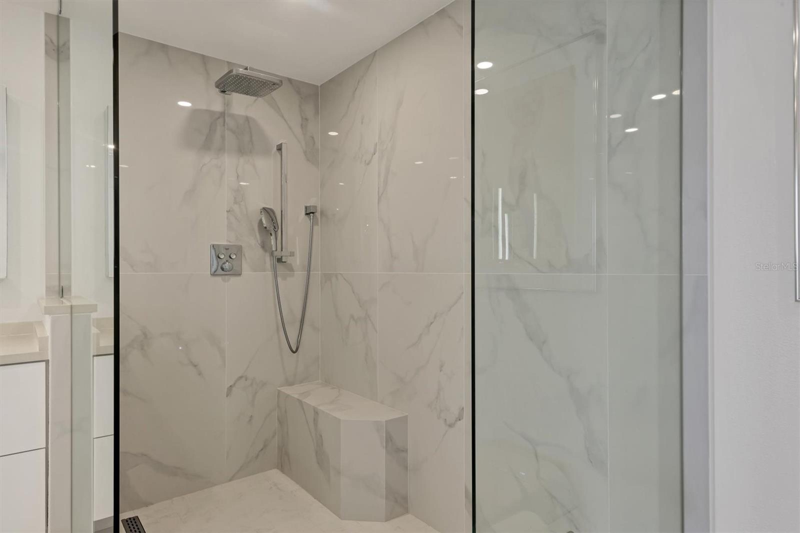 L ELEGANCE ON LIDO BEACH - Residential