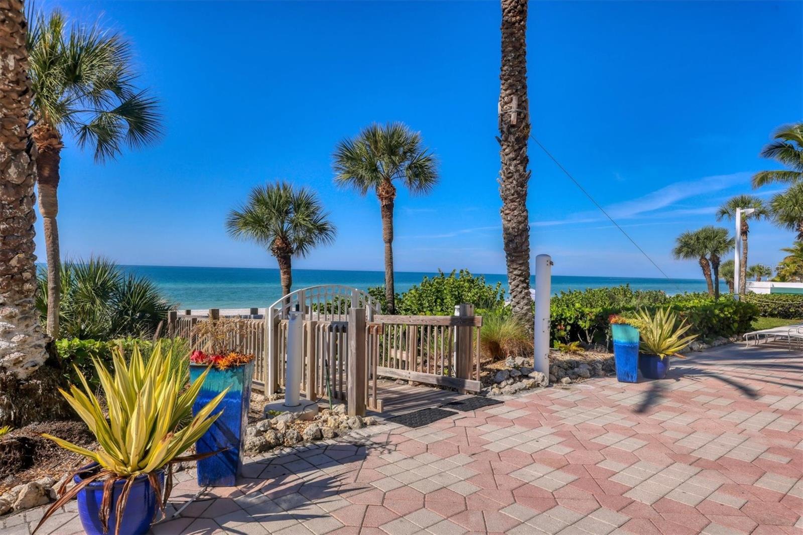 L ELEGANCE ON LIDO BEACH - Residential